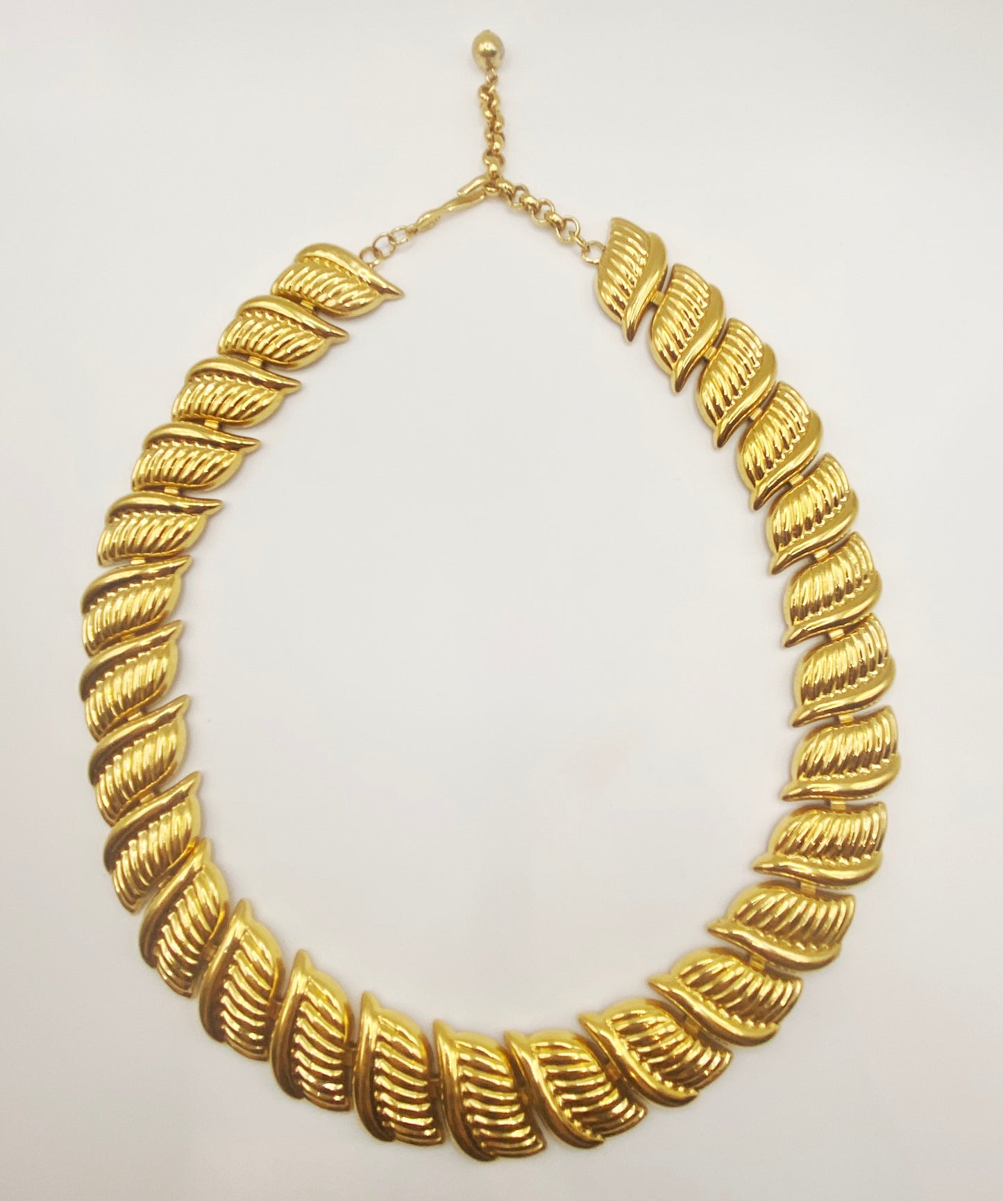 Vintage 1970s Napier goldtone necklace in gilt metal, adjustable up to 53cm, signed Napier.