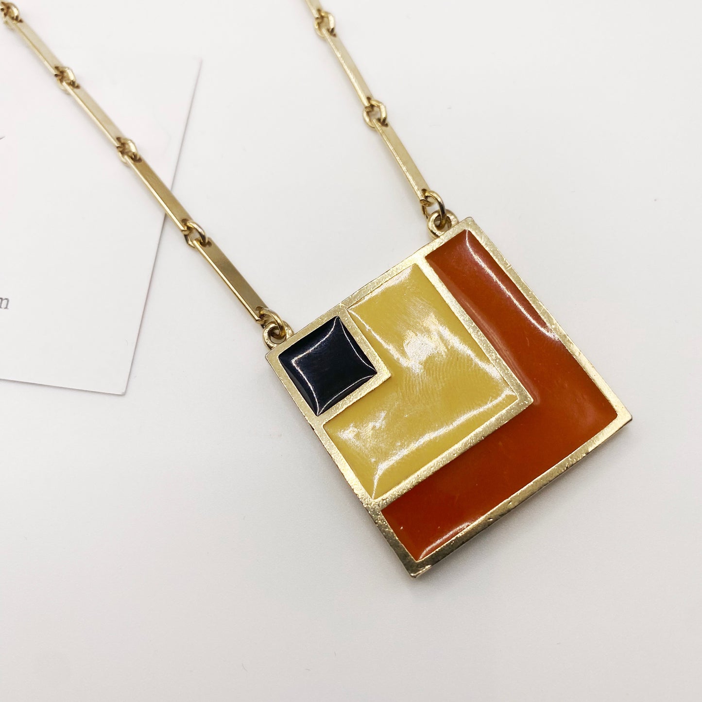 1970s Sarah Coventry vintage enamel square pendant necklace in goldtone, 3cm pendant, 51cm chain.