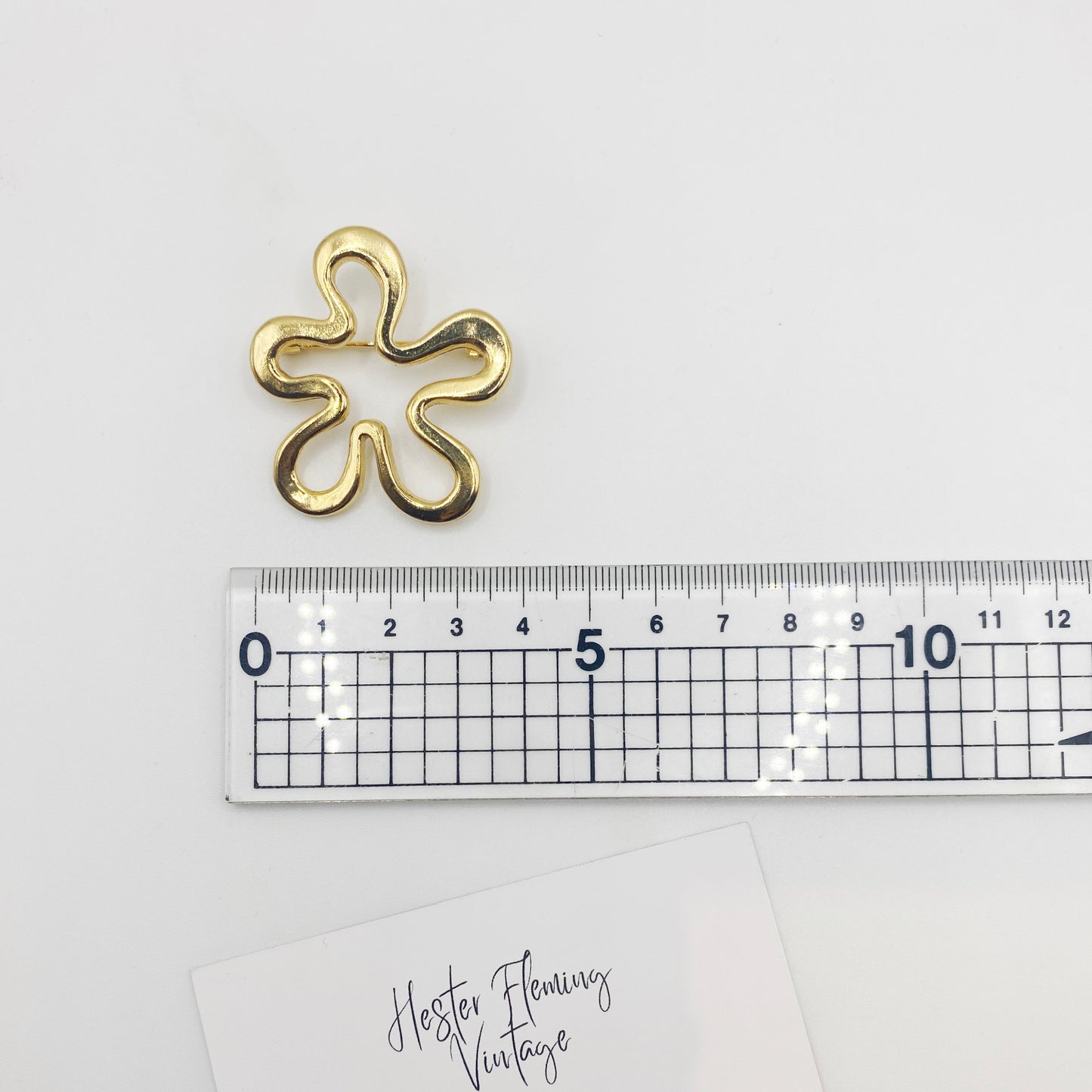 Sculptural vintage gold brooch with 1980s Jensen-inspired style.