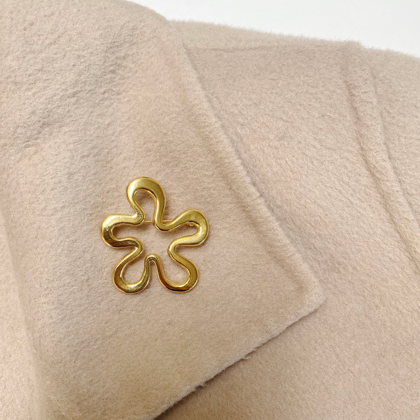 1980s vintage 22kt gold-plated splash brooch with modernist design