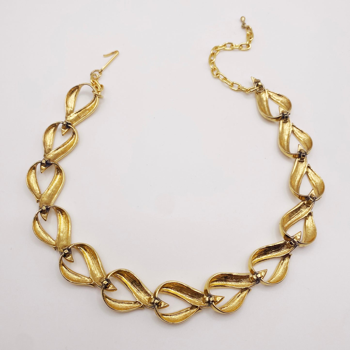 Adjustable chain vintage Trifari heart necklace 1970s. Back view.