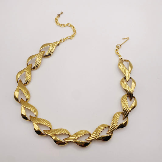 Adjustable chain and clasp vintage Trifari heart necklace 1970s.