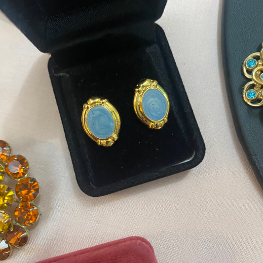 Vintage 1990s Egyptian Revival stud earrings with 22kt gold plating and blue swirl enamel, for pierced ears.
