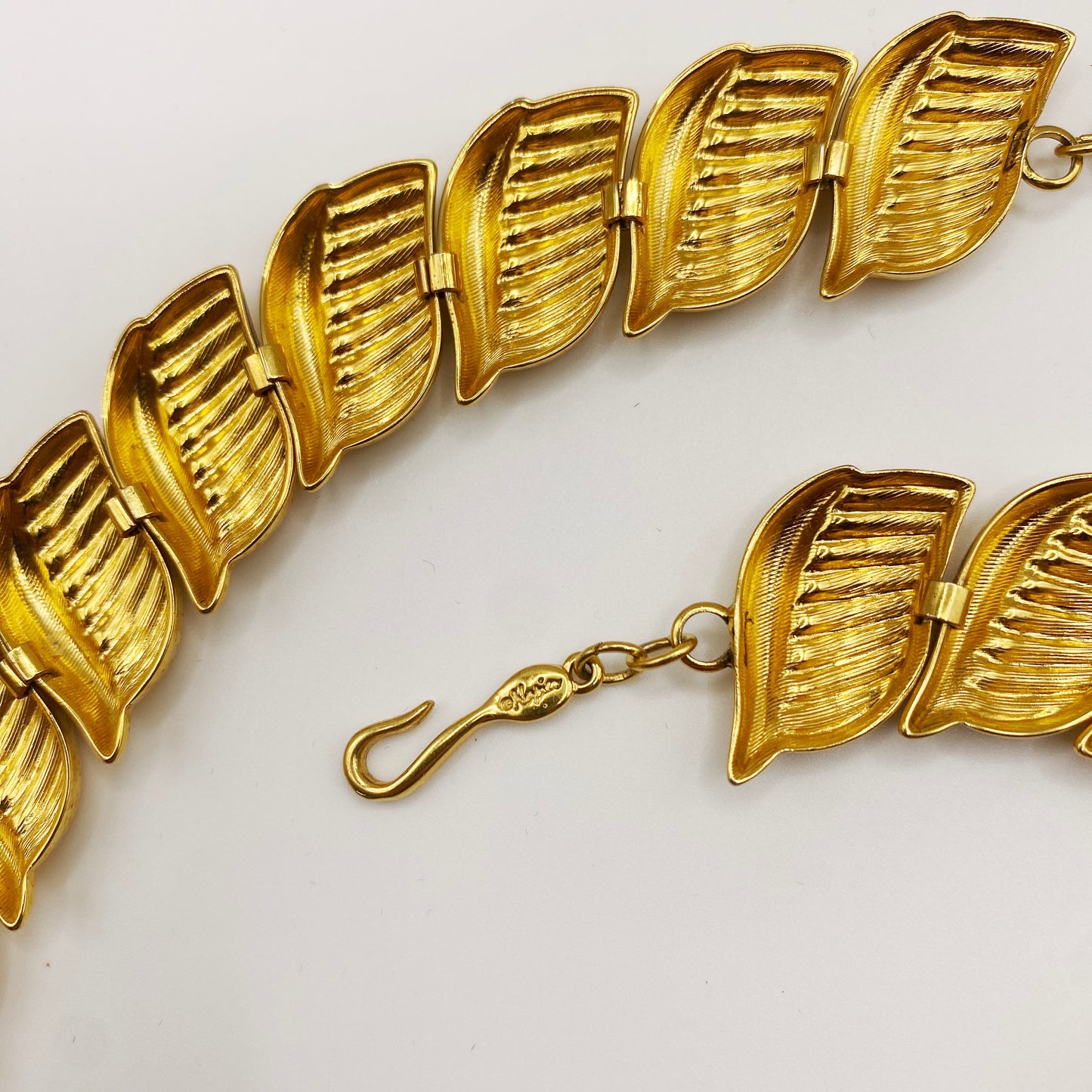 Signed Napier vintage 1970s necklace in goldtone gilt metal, perfect collectible.