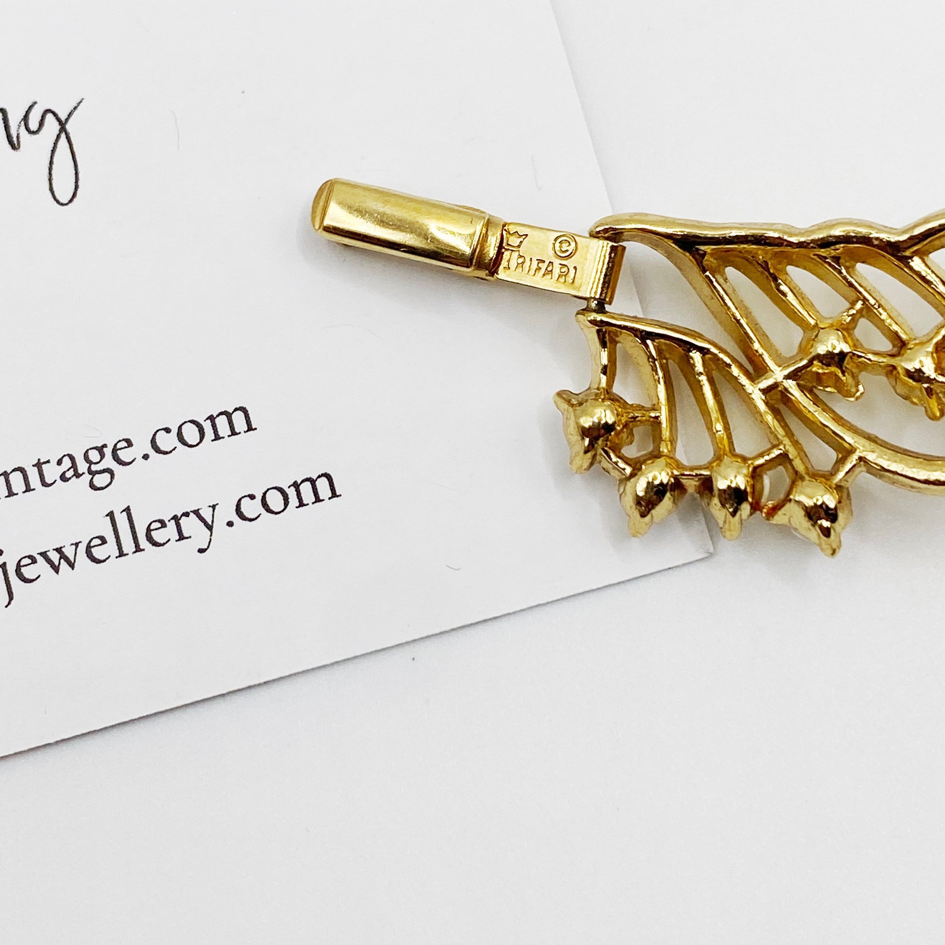 Clasp and signature detailing on 1950s Crown Trifari gold bracelet
