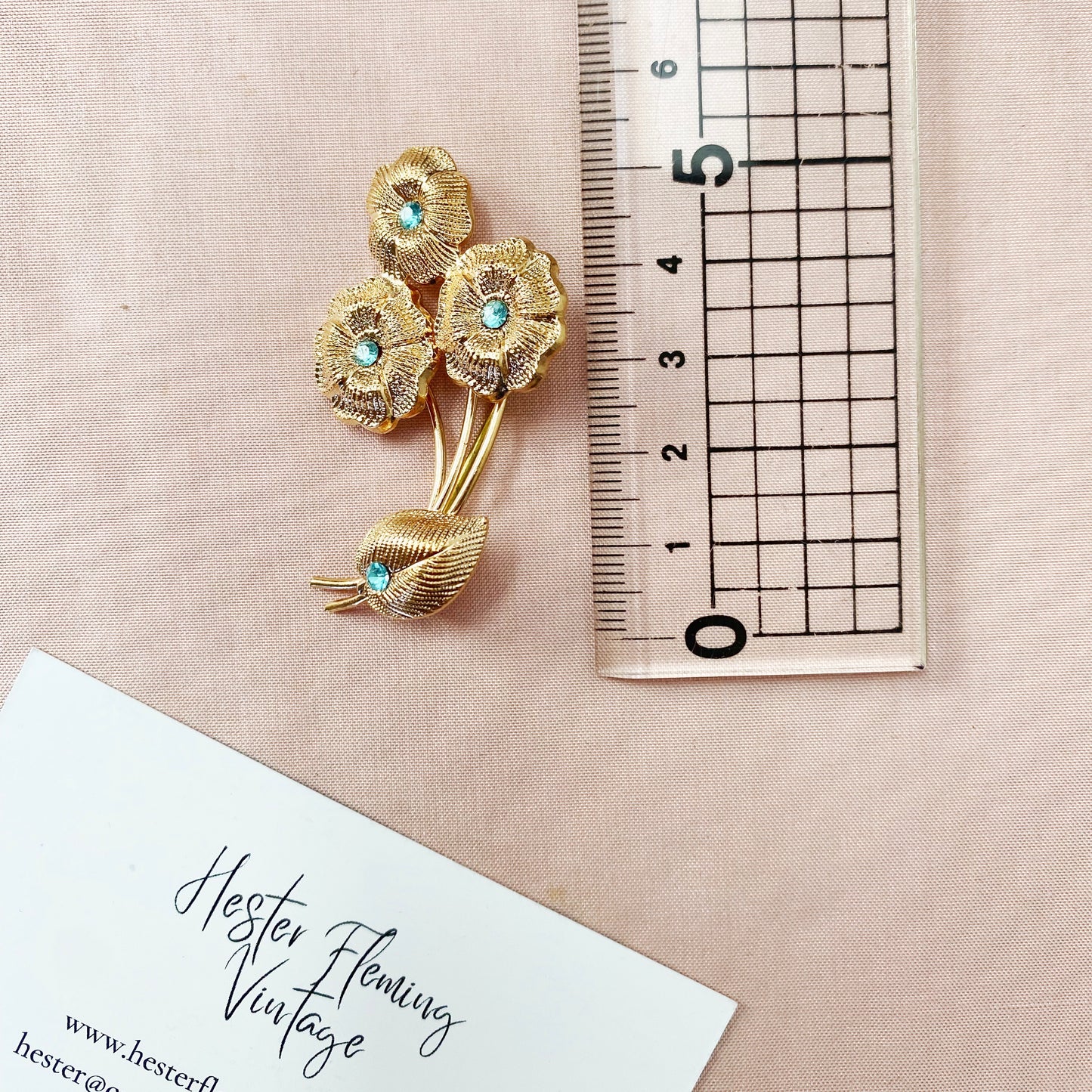 Elegant French vintage flower brooch, retro goldtone costume jewellery, measurement.