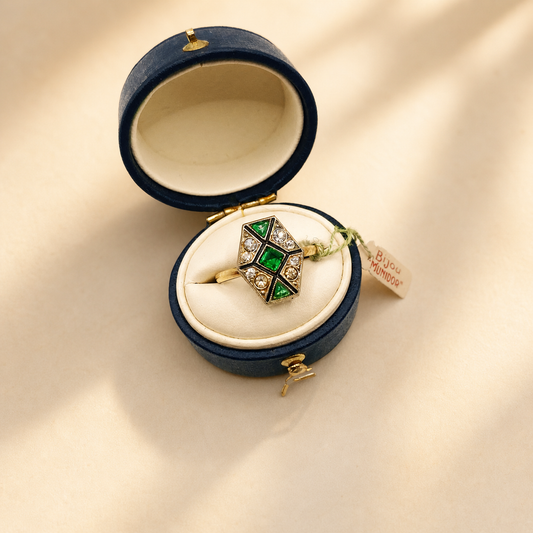 Vintage 1940s French vintage costume ring, presented in display box. 