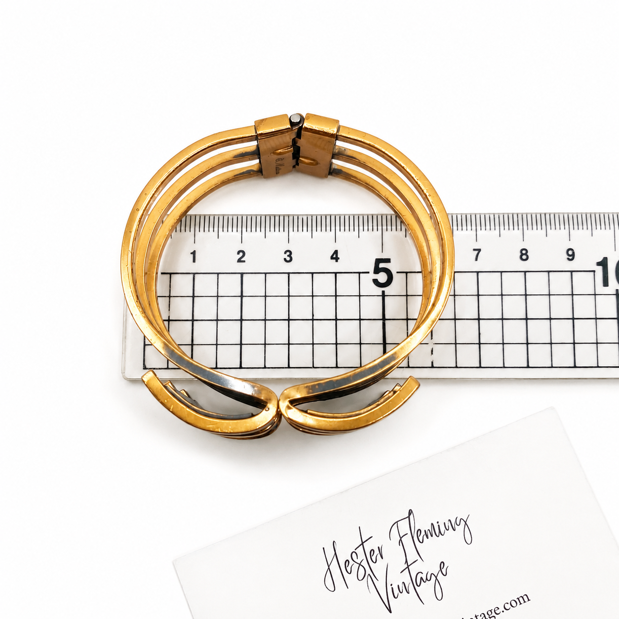 5.5cm Diameter. Hinged opening. Best for small wrist. 