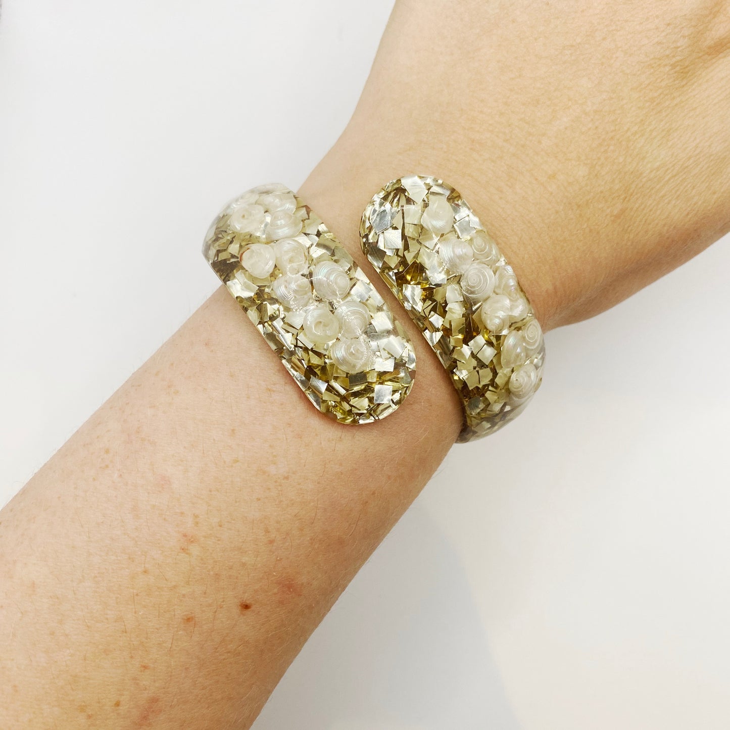 1960s Shell Confetti Lucite Bangle