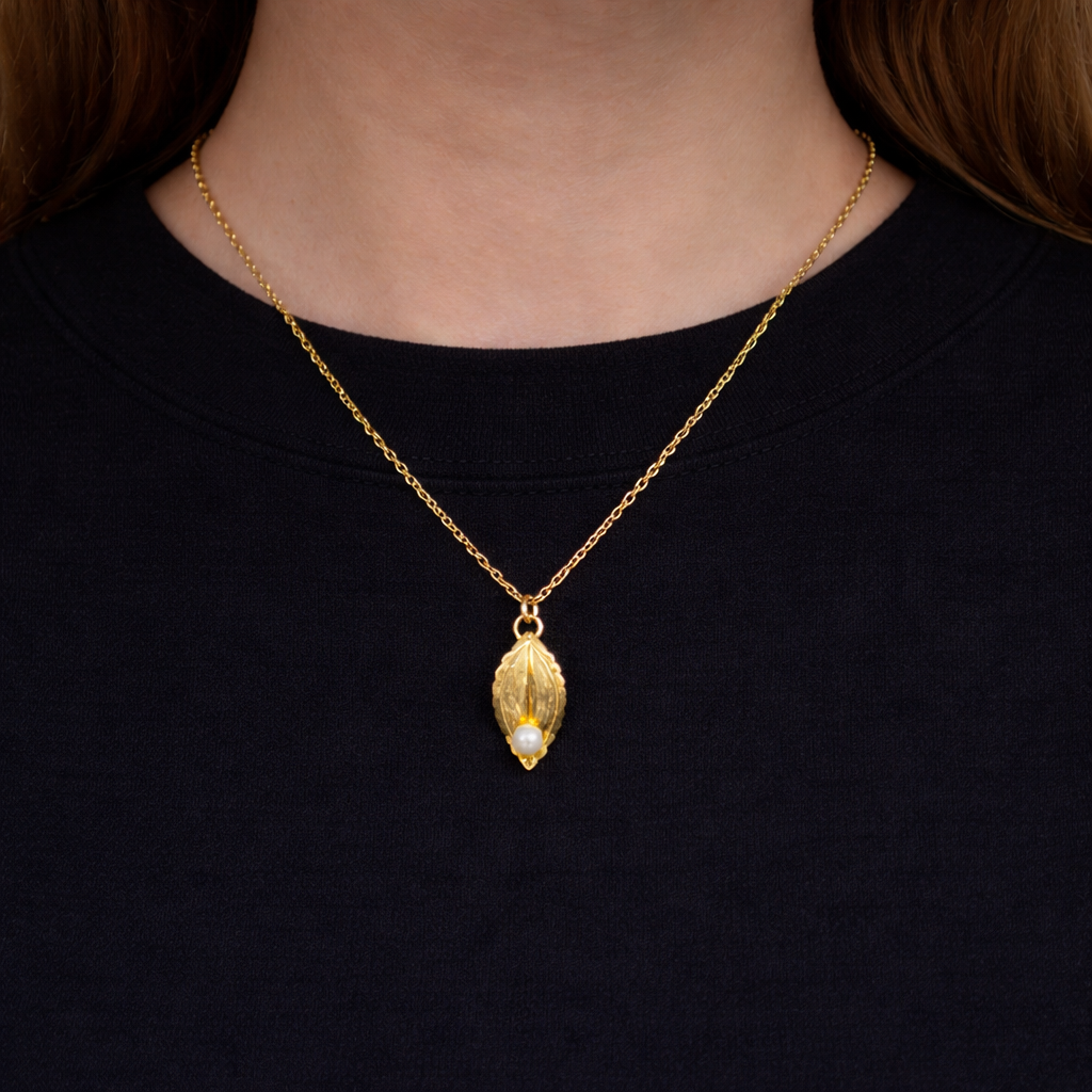 Vintage · 1990s · Gold Leaf Charm Necklace