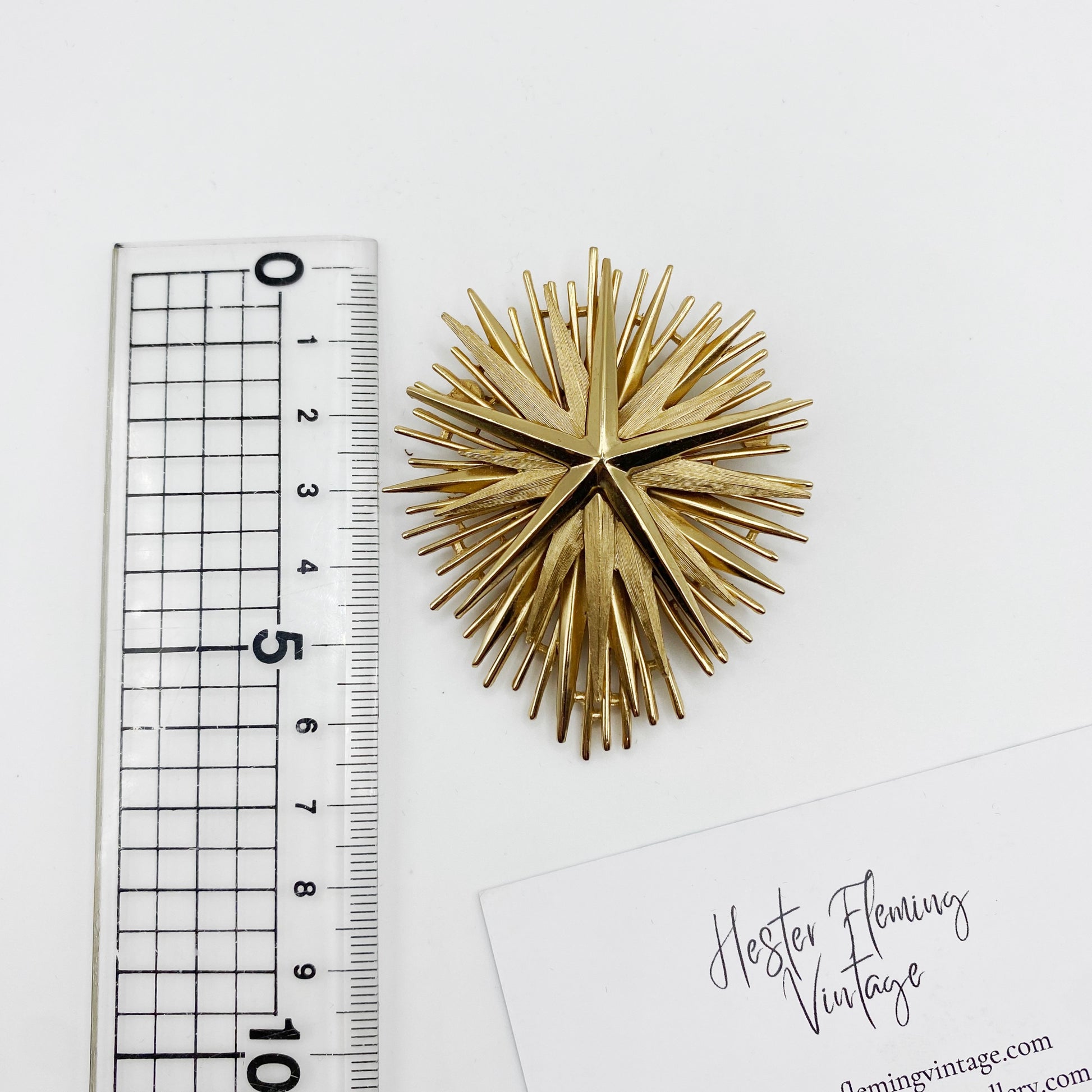 6.5cm x 5.5cm measurement of Vintage Trifari Starburst Brooch