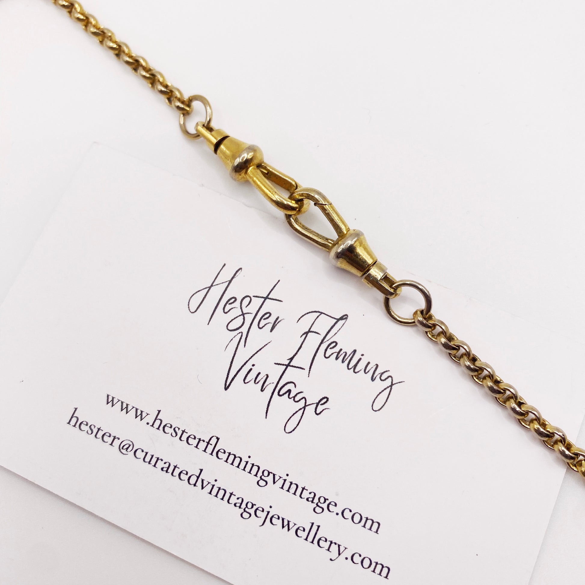 swivel clasp and gold-plated chain of Quizzer necklace