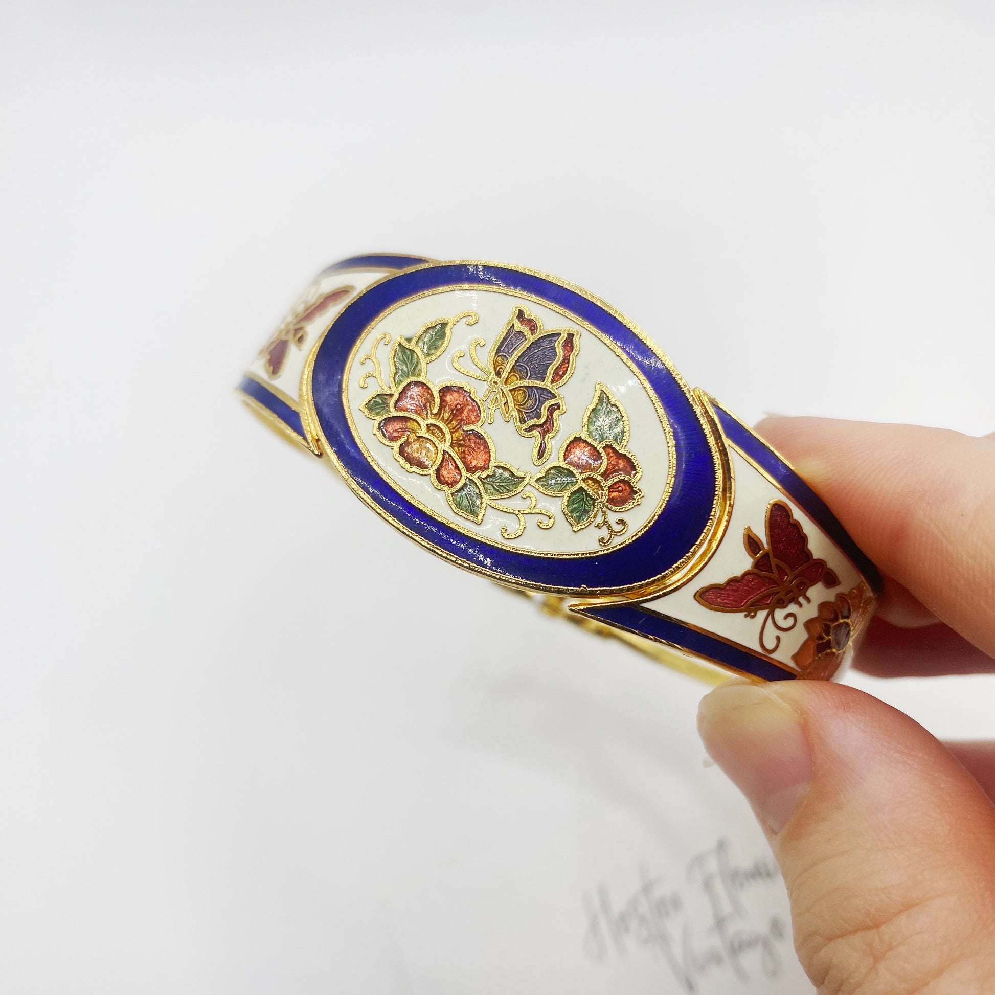 Vintage 1980s cloisonné bangle in white and blue enamel, ideal for collectors.
