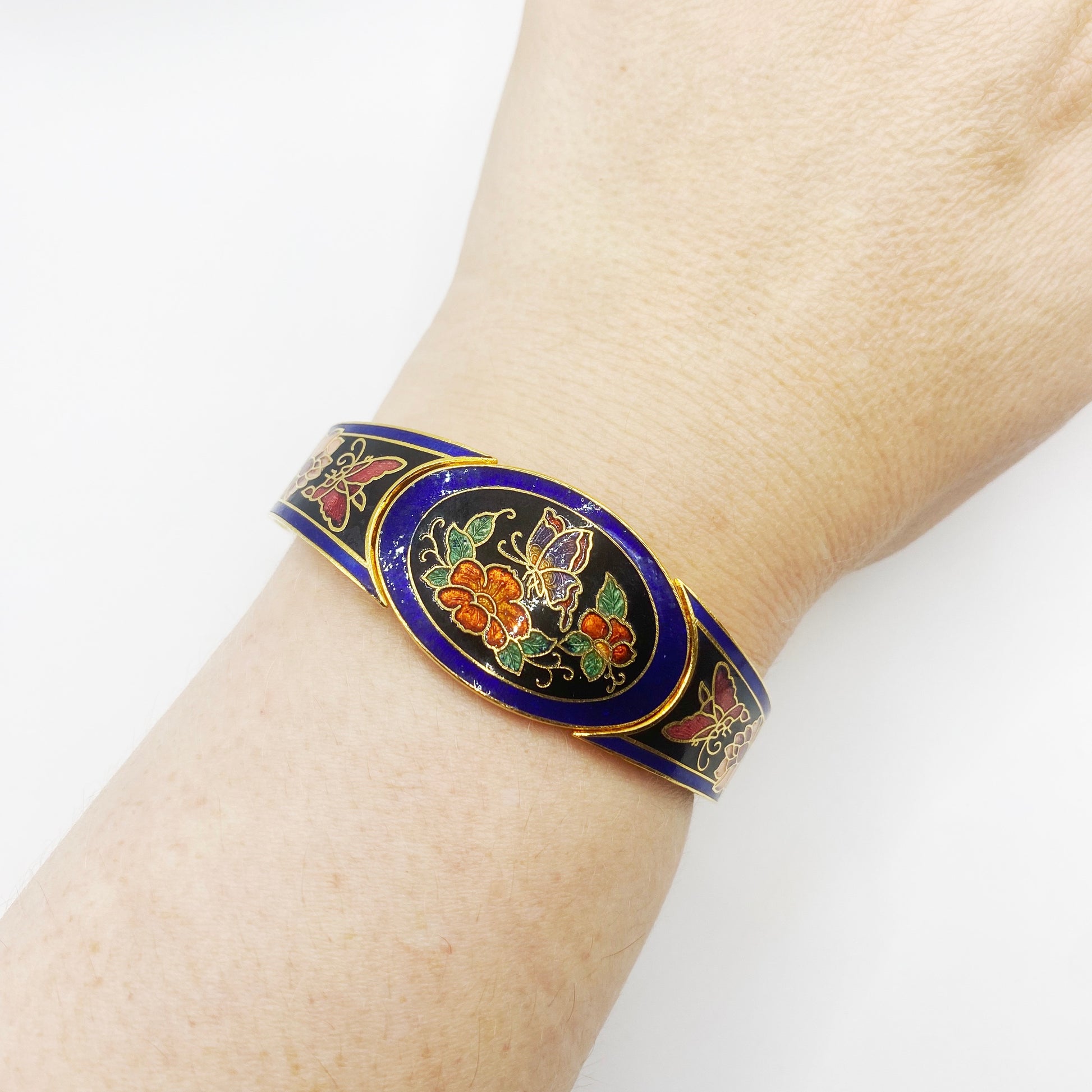 Vintage 1980s cloisonné bangle in white and blue enamel, ideal for collectors on wrist.