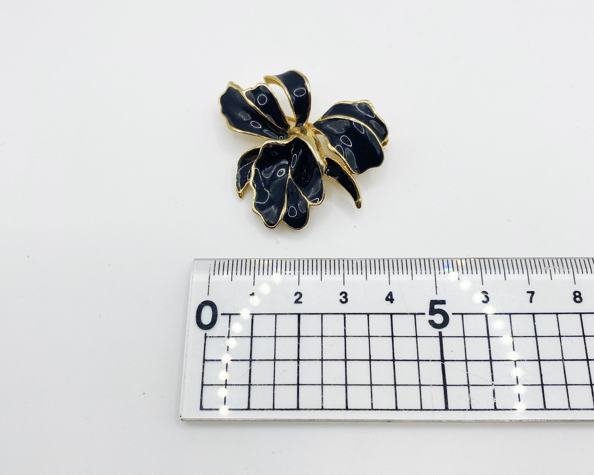 Measurement of vintage 1980s BARCS iris brooch in black enamel and gold plating