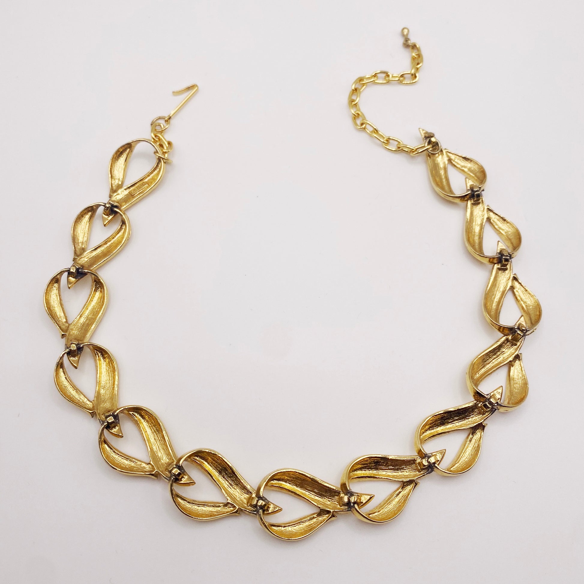 Adjustable chain vintage Trifari heart necklace 1970s. Back view.