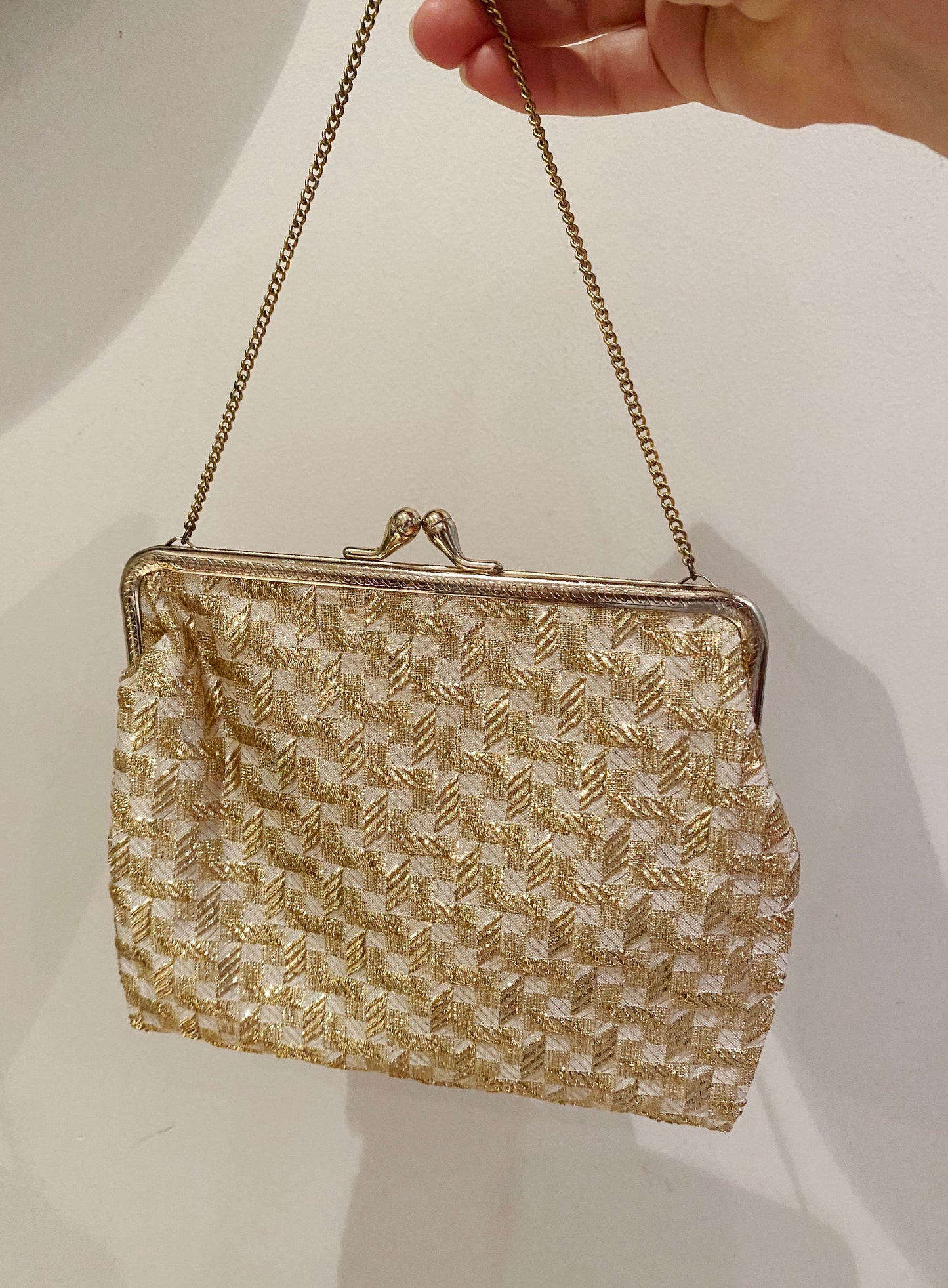 Vintage 1950s–60s gold tinsel weave evening bag with satin lining and brass kiss-lock frame.
