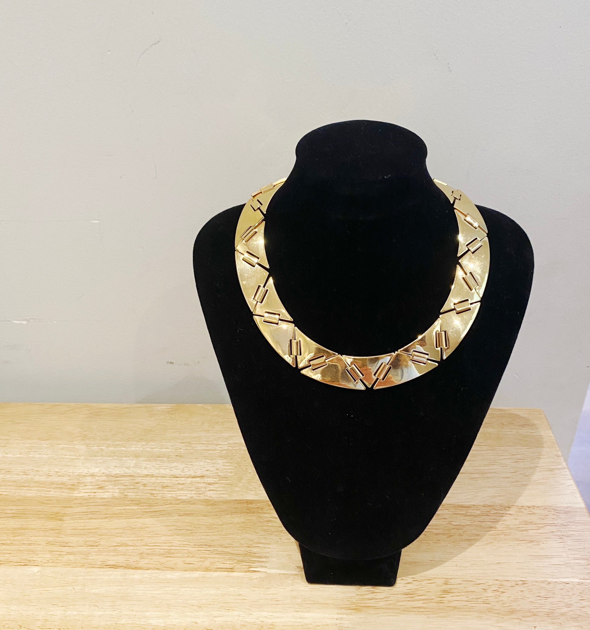 Vintage 1980s wide collar necklace in gold plating, retro statement jewellery.