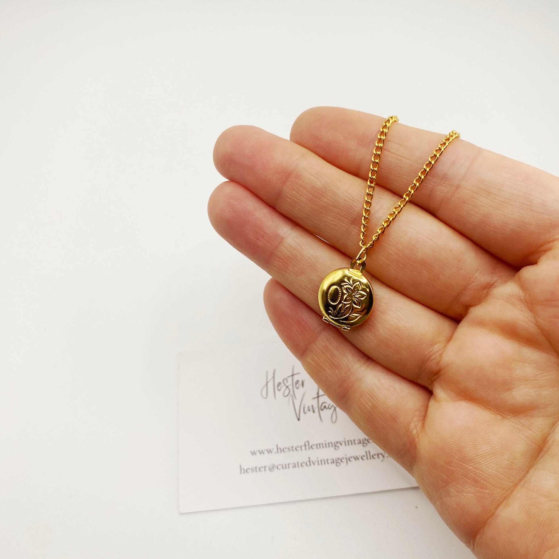 Retro 90s vintage necklace with gold locket, excellent condition