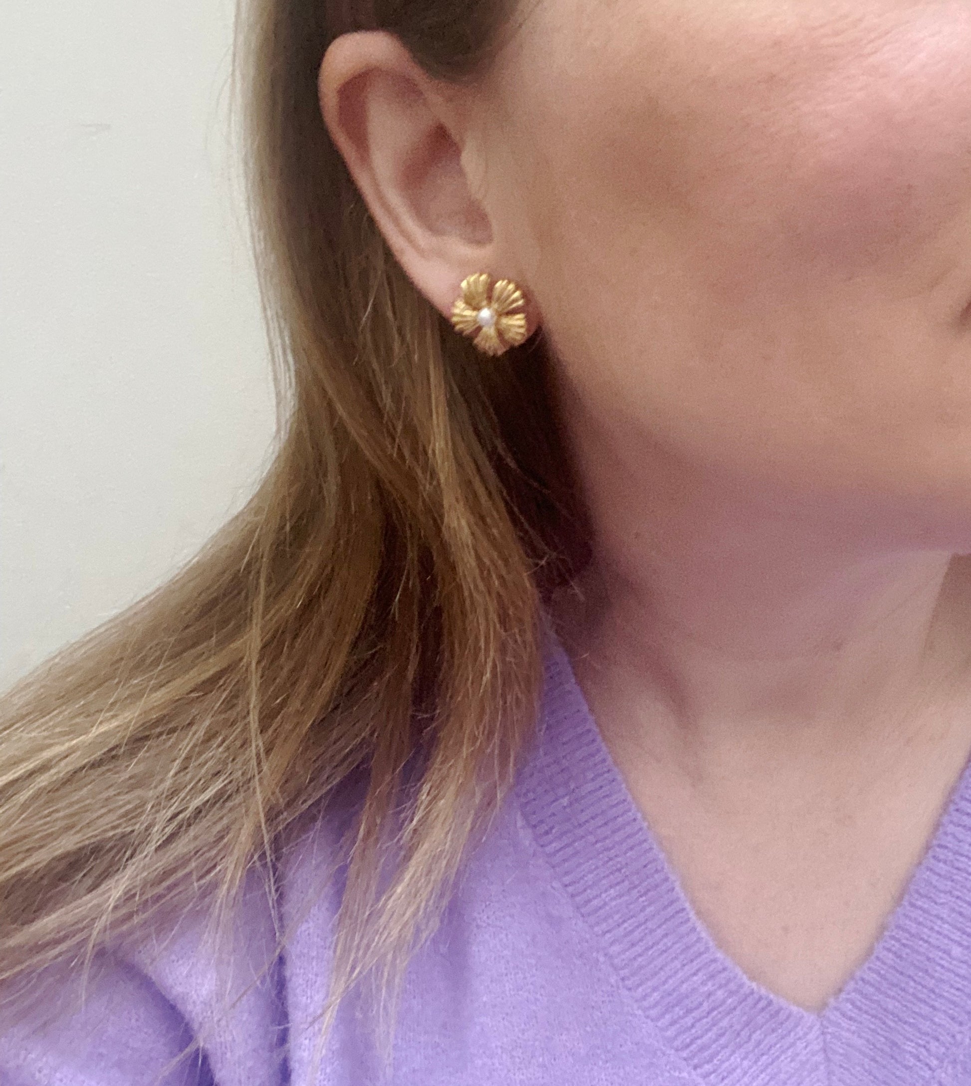 Model wearing vintage 90s gold-tone flower earrings with pearl centre – Frayer pierced earrings.