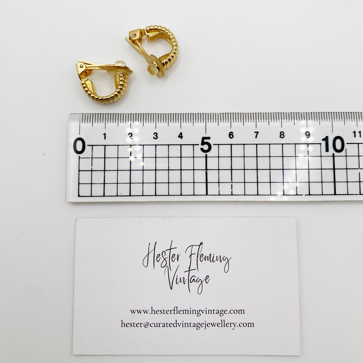 Size reference of Dior earrings.