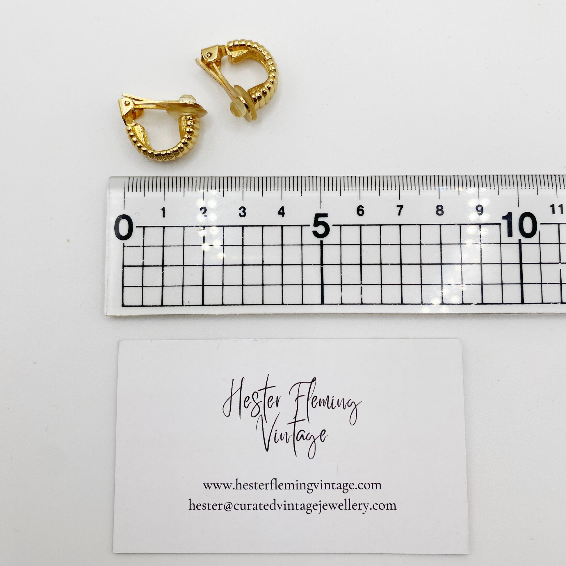 Size reference of Dior earrings.