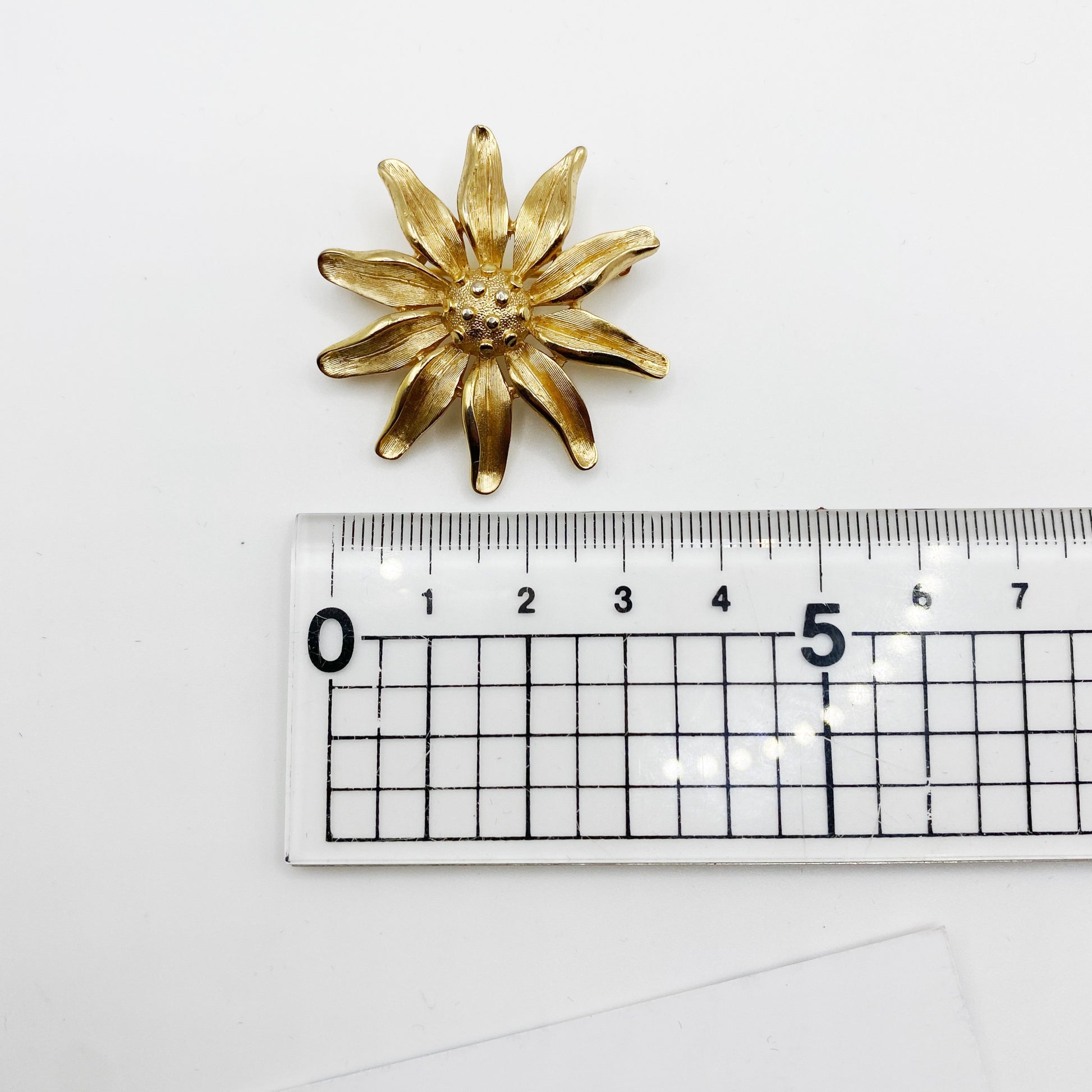 Vintage flower brooch with size measurement 4.5cm